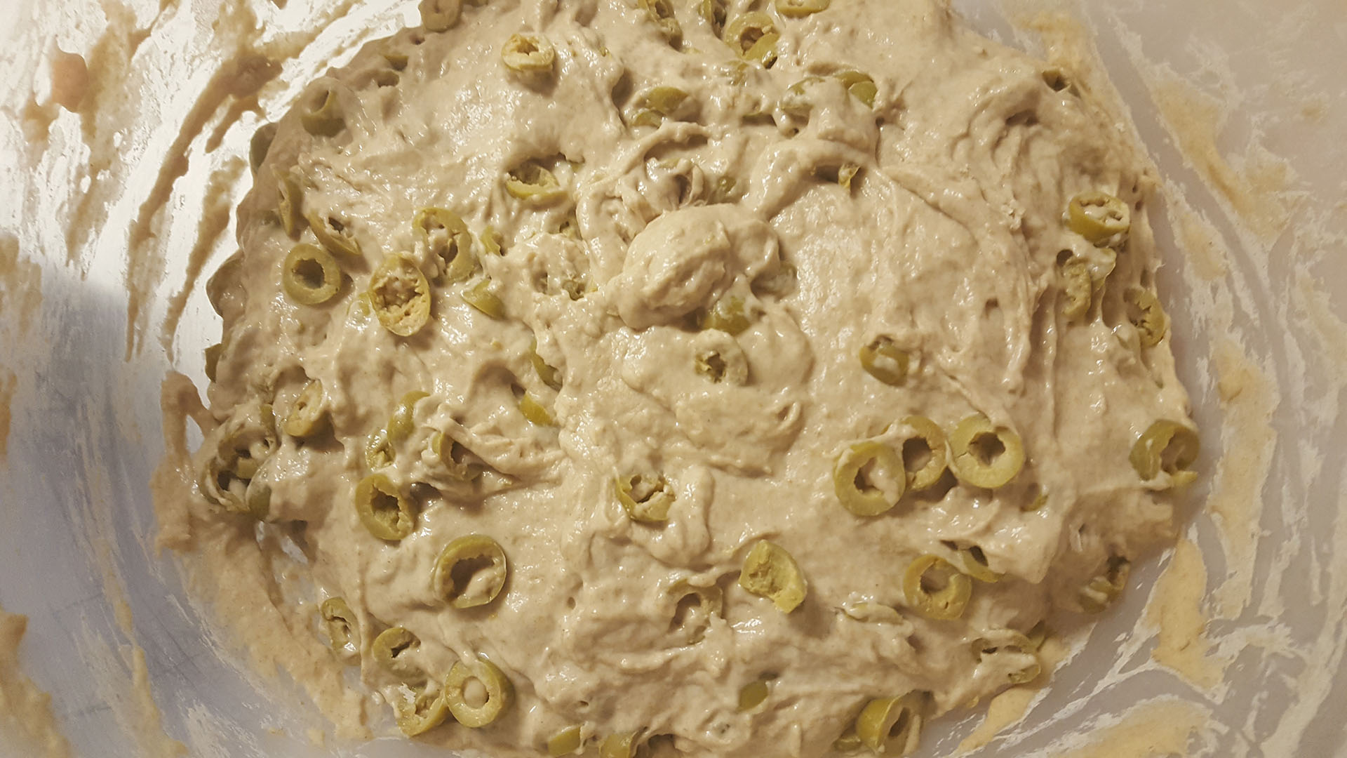 Bauernbrot mit frischen Oliven auf Kochen-verstehen.de