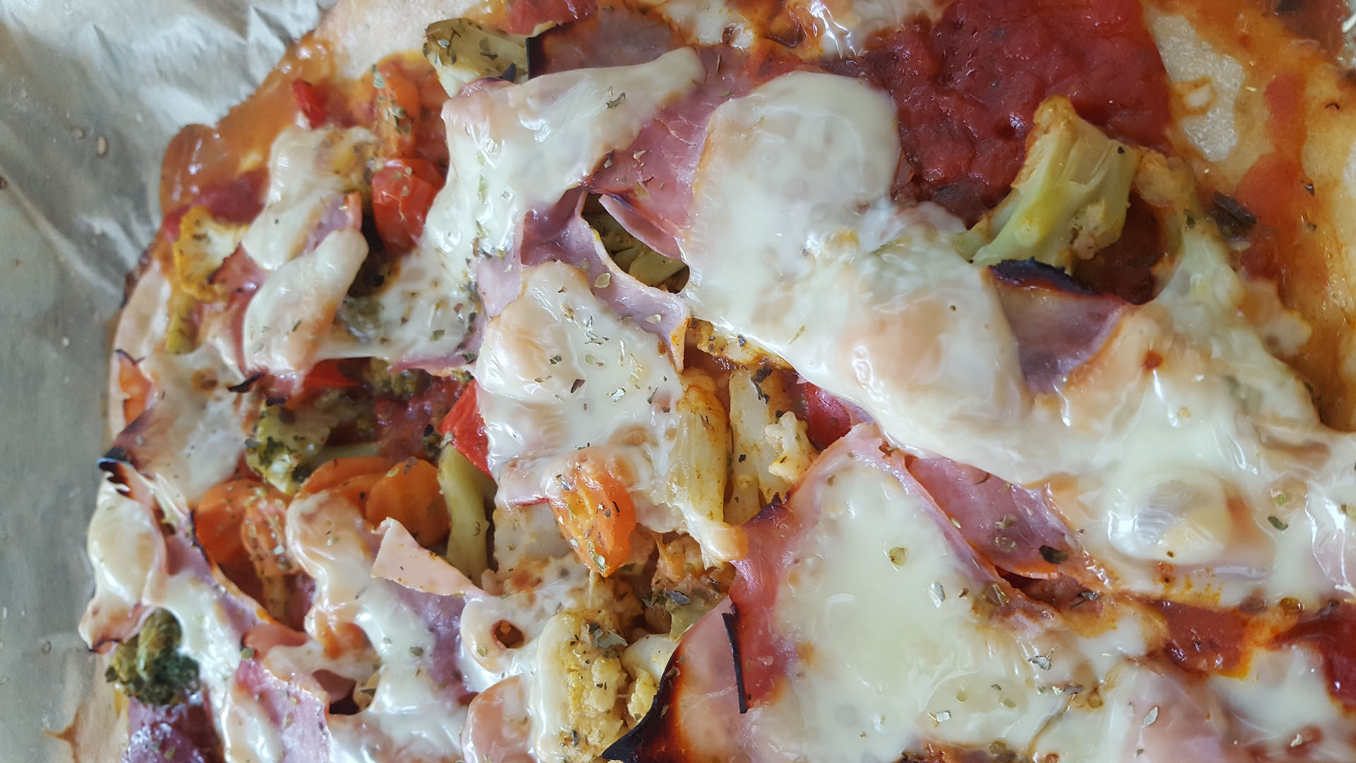 Dinkelpizza mit Schinken auf Kochen-verstehen.de