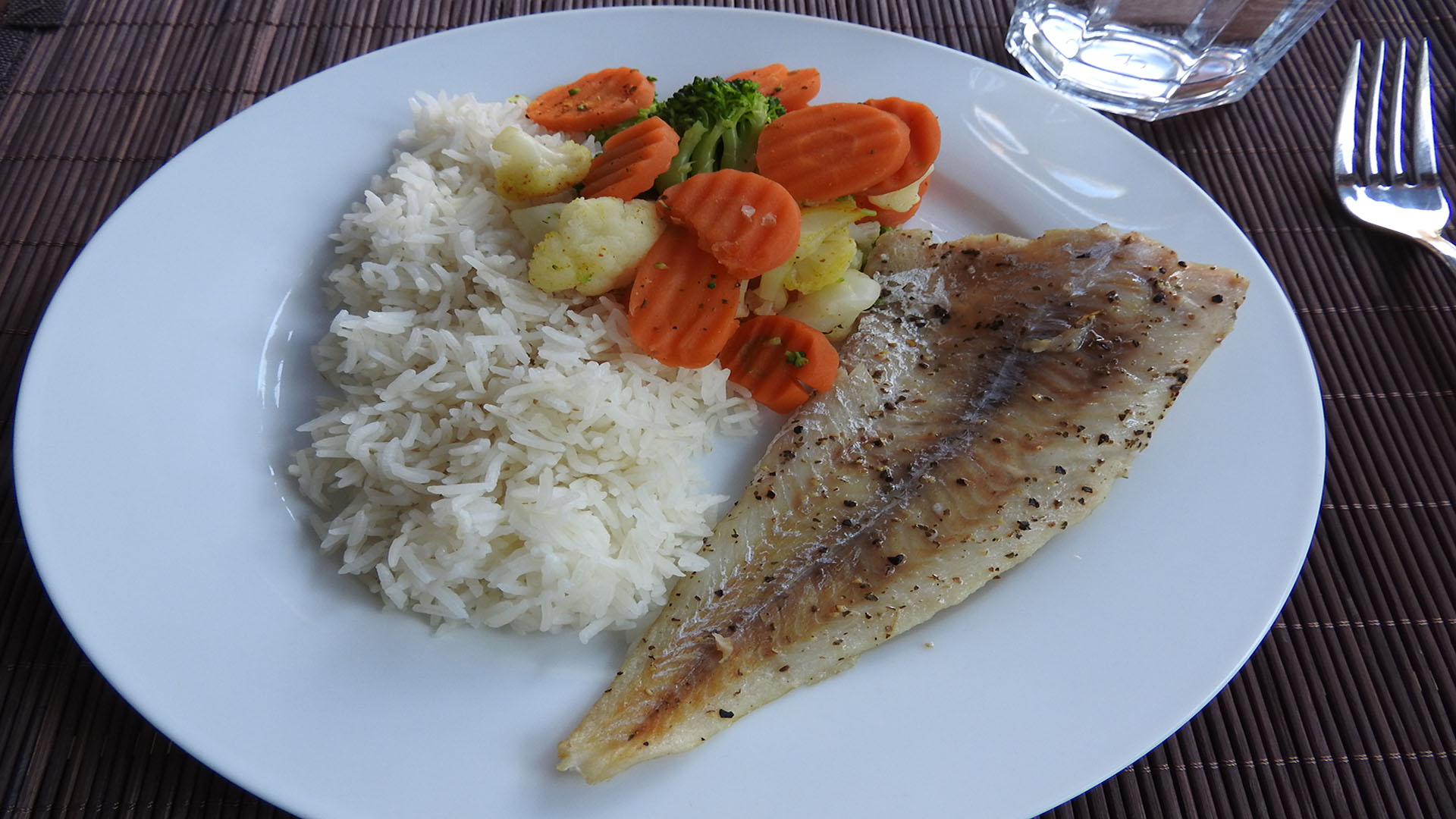 Gegrillter Seelachs mit Kaisergemüse und Reis auf Kochen-verstehen.de