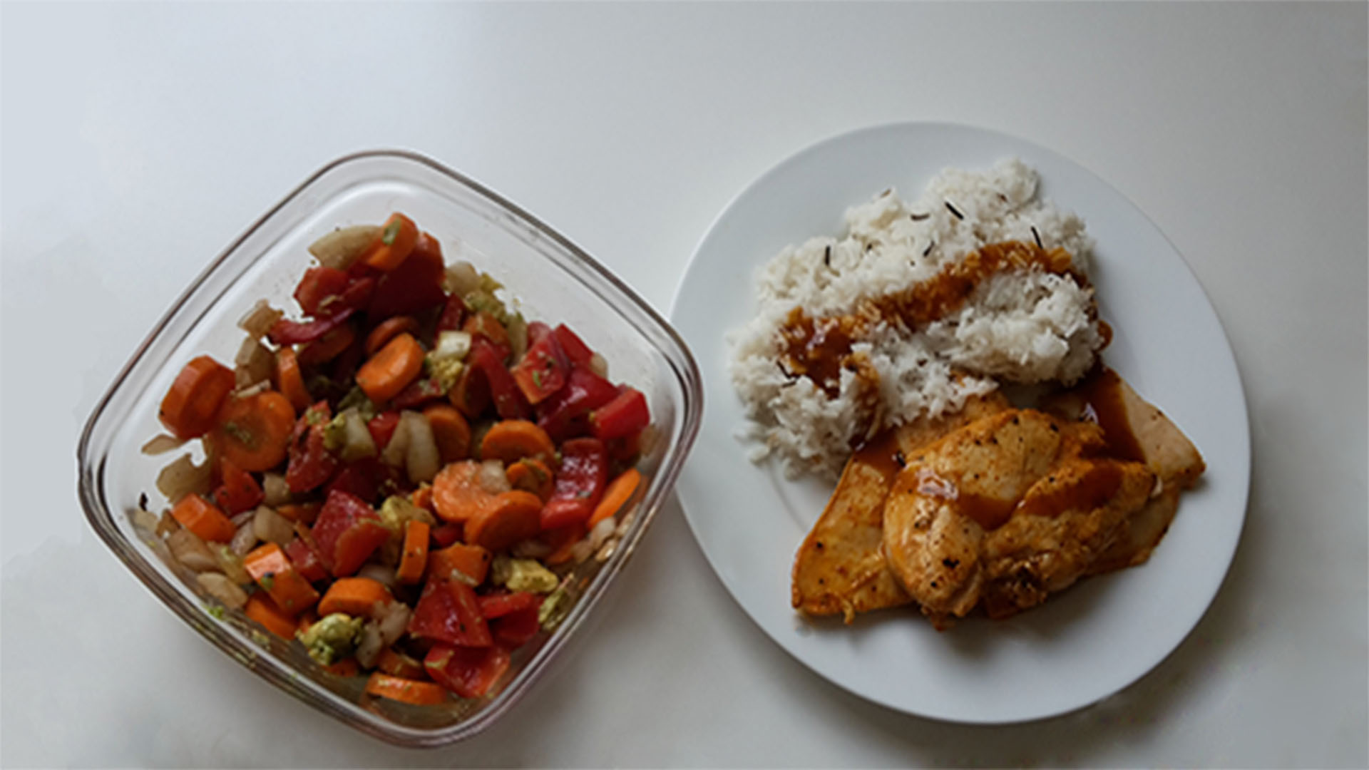 Hähnchen mit Reis und Gemüsesalat (Rezept mit Bild) auf Kochen-verstehen.de