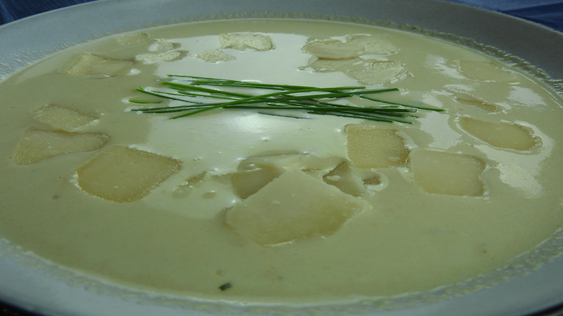Knoblauchsuppe mit Parmesan