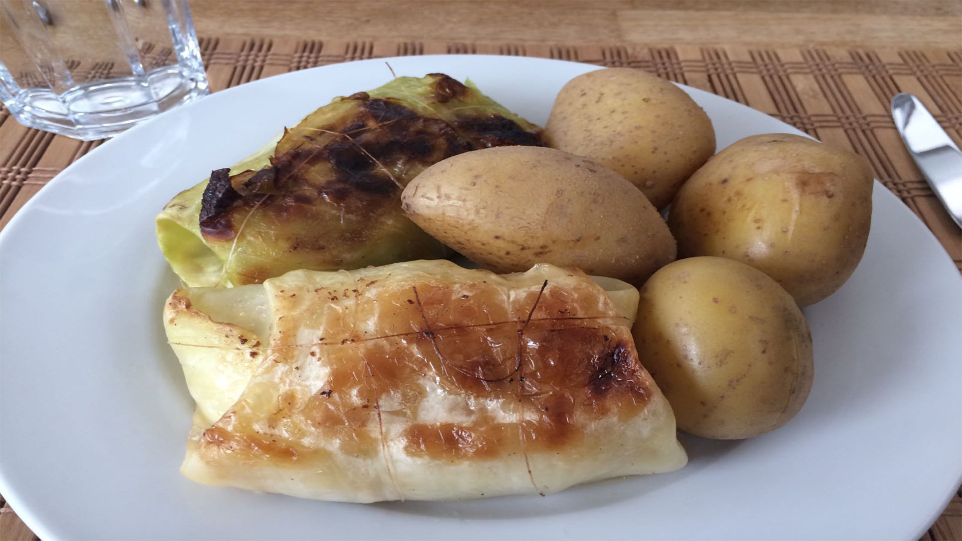 Kohlrouladen mit gekochten Kartoffeln auf Kochen-verstehen.de