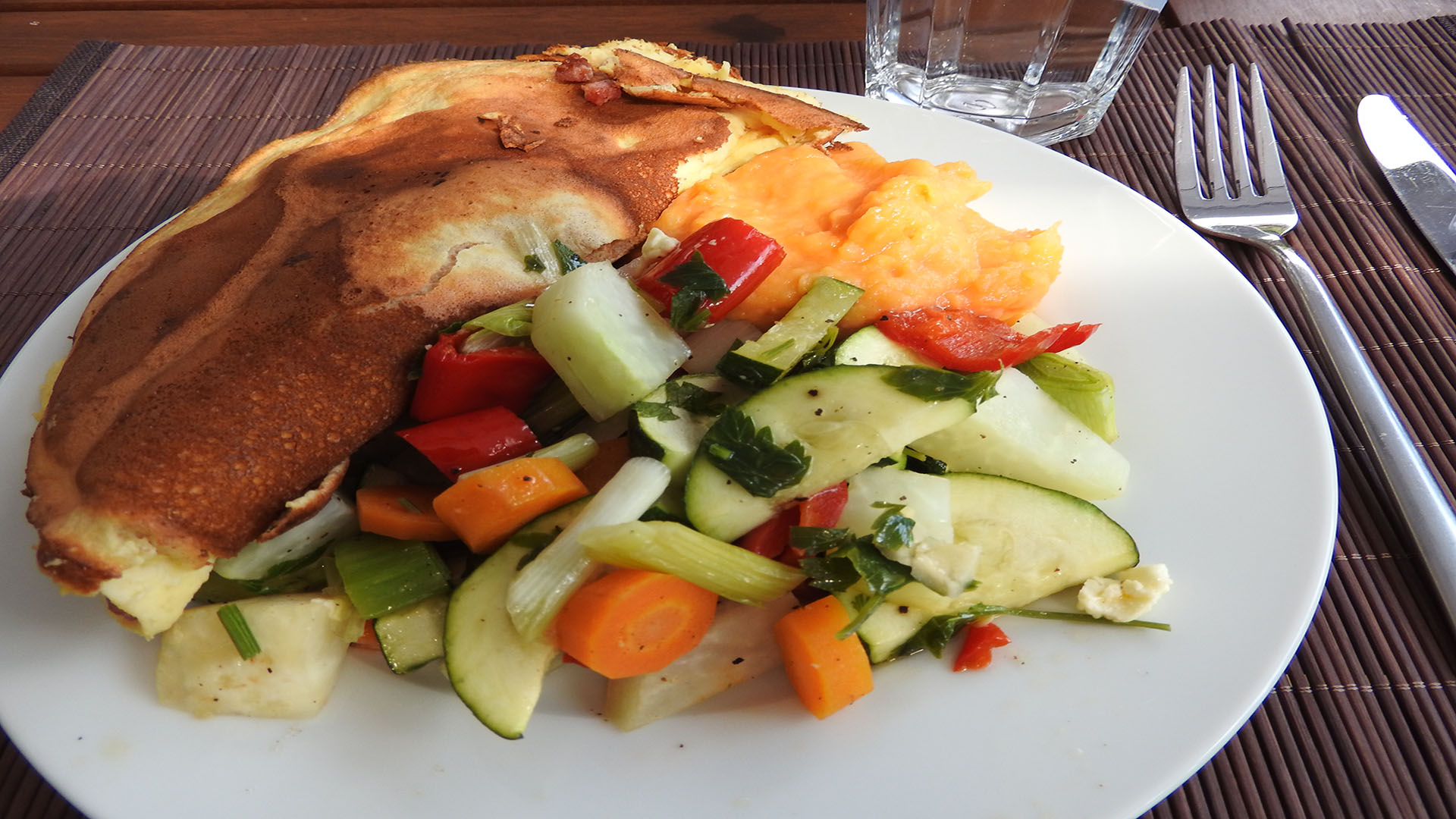 Omlett mit Backgemüse und Süßkartoffelbrei auf Kochen-verstehen.de