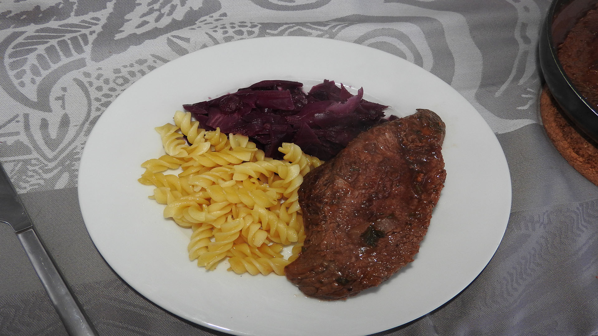 Rinderbraten mit Nudeln und Rotkohl (Rezept mit Bild) | Kochen-verstehen.de