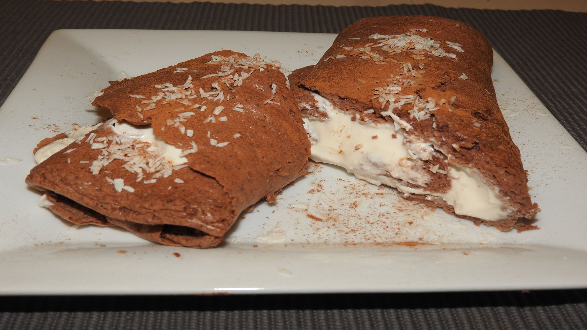 Schoko-Protein-Biskuitrolle auf Kochen-verstehen.de