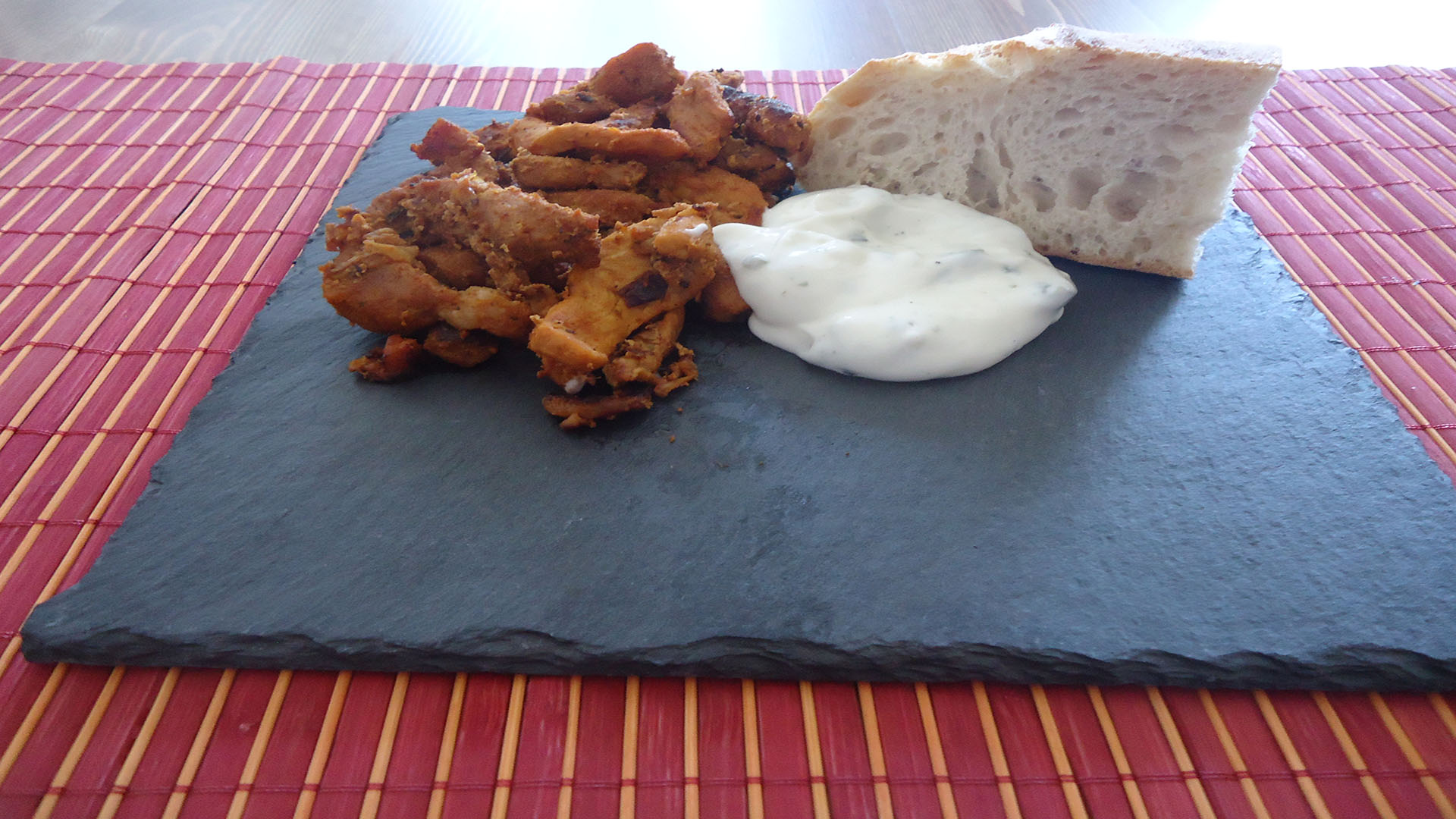 Schweine-Geschnetzeltes „Gyros Art“ mit Tzatziki und Weißbrot auf Kochen-verstehen.de