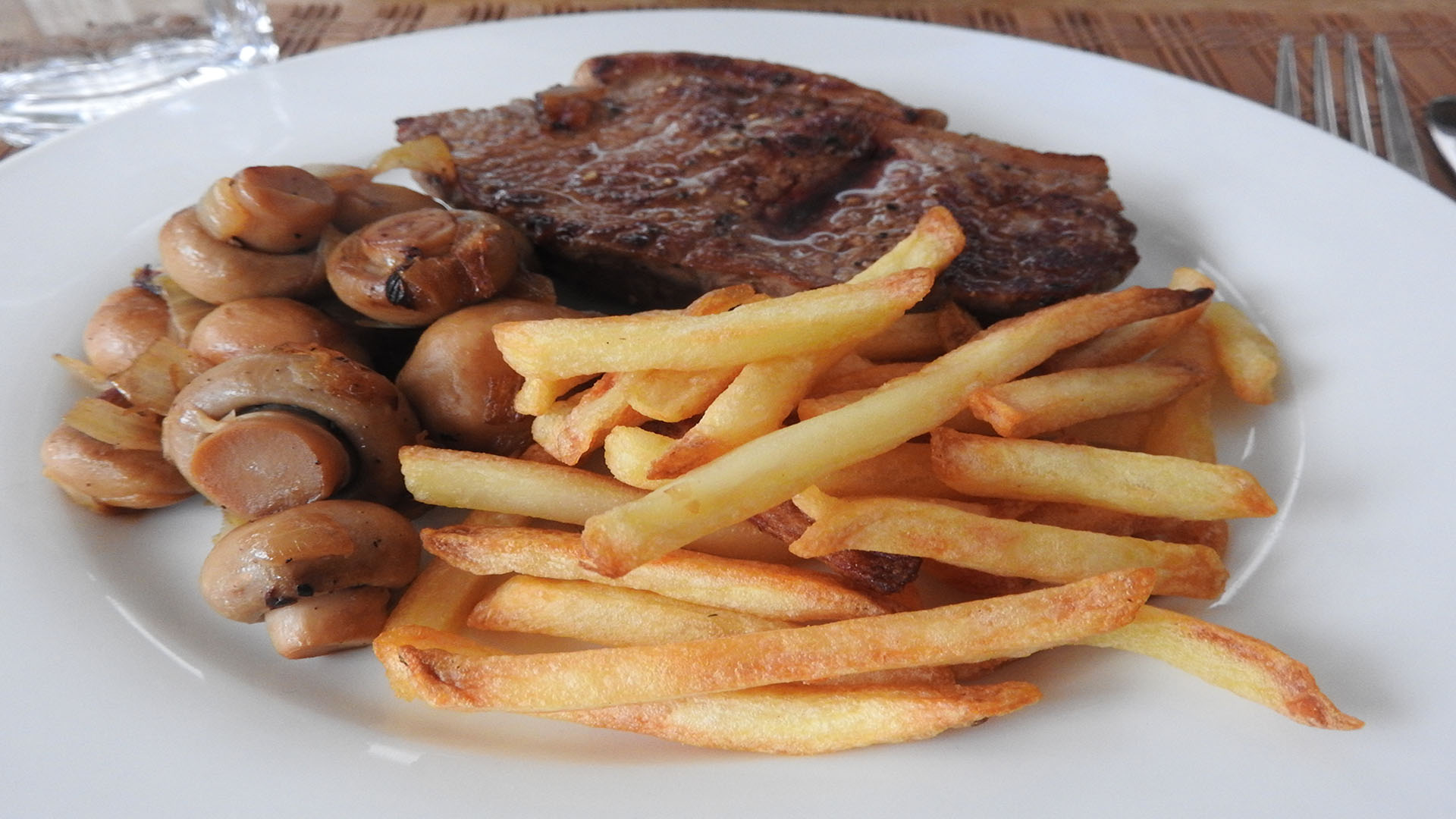 Steak mit Pommes und Pilzen auf Kochen-verstehen.de