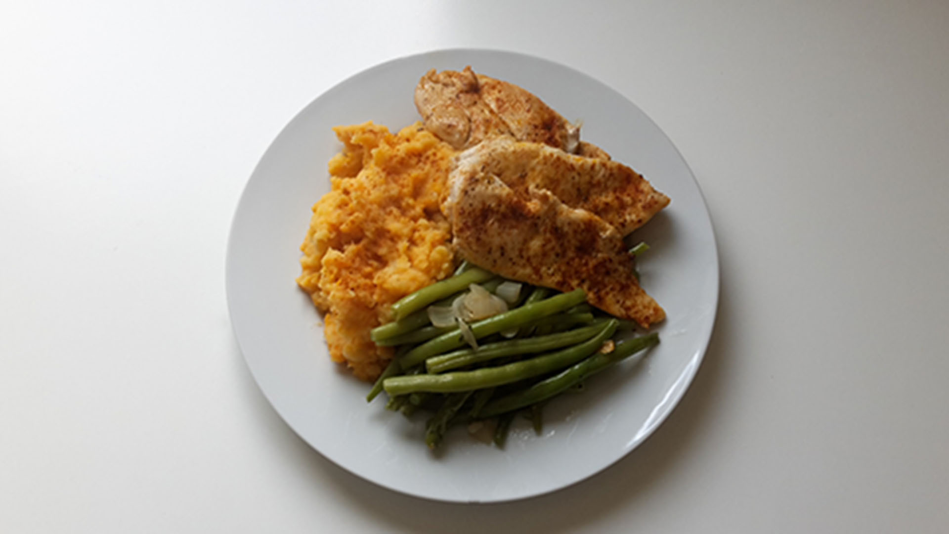 Süßkartoffelpüree mit Hähnchen und Bohnen (Rezept mit Bild) auf Kochen-verstehen.de