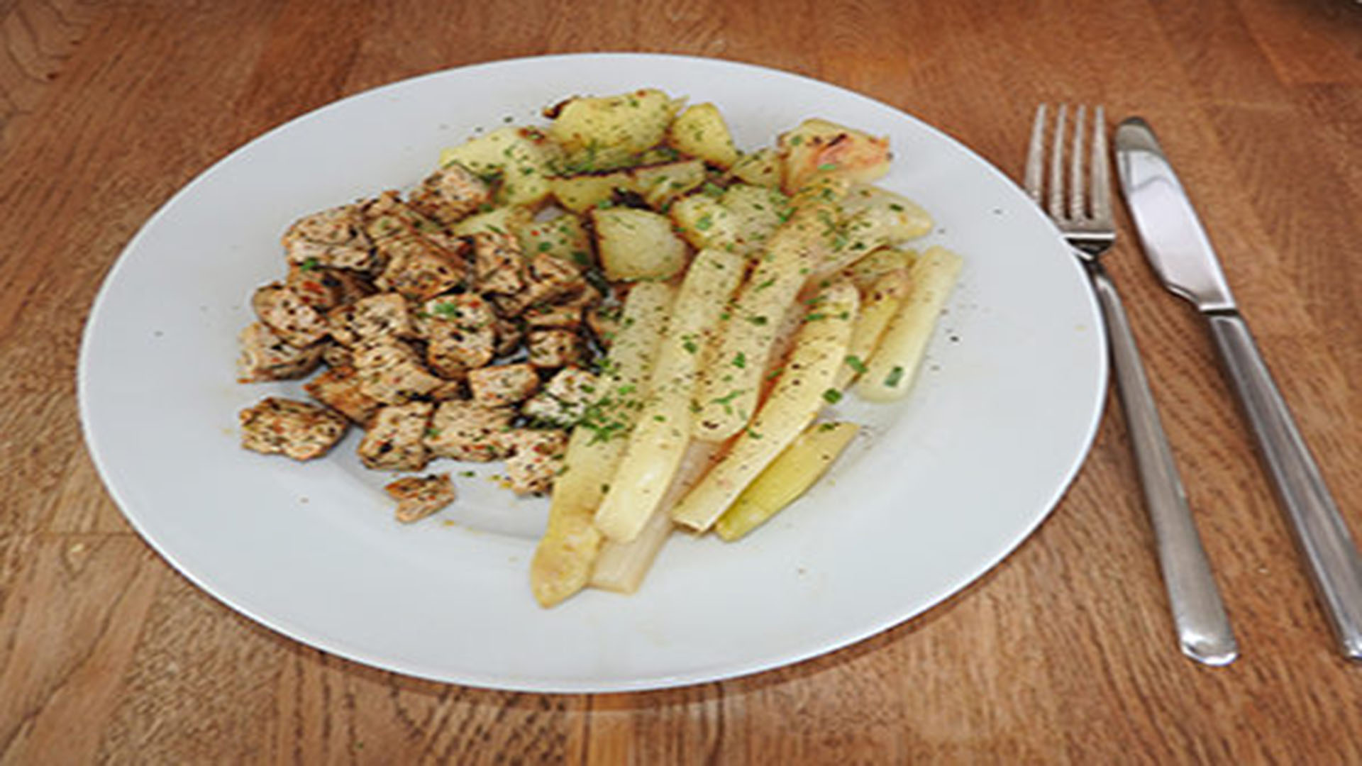 Tofu mit Spargel und Bratkartoffeln (Rezept mit Bild) | Kochen-verstehen.de