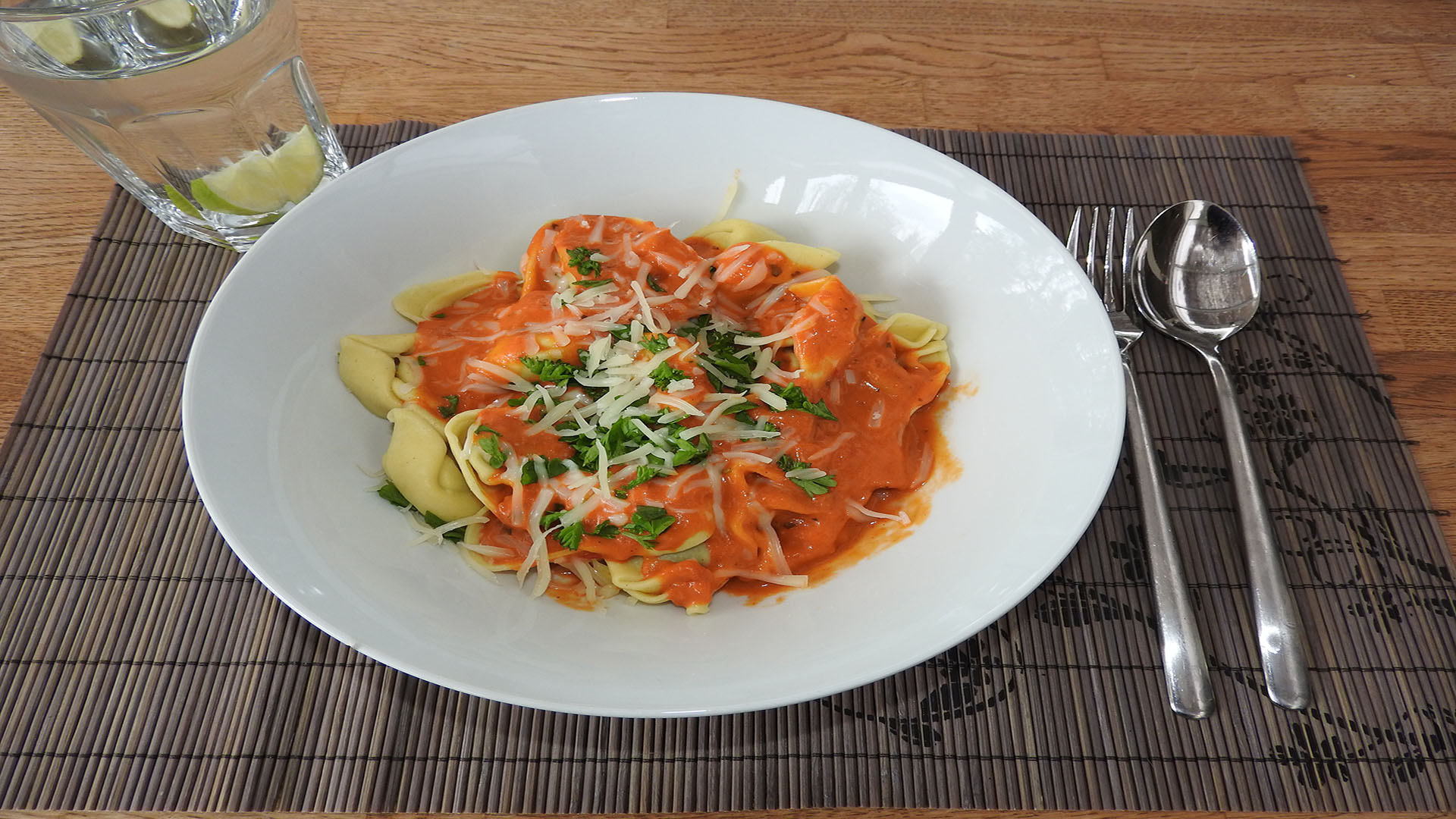 Tortellini mit Tomatensauce auf Kochen-verstehen.de