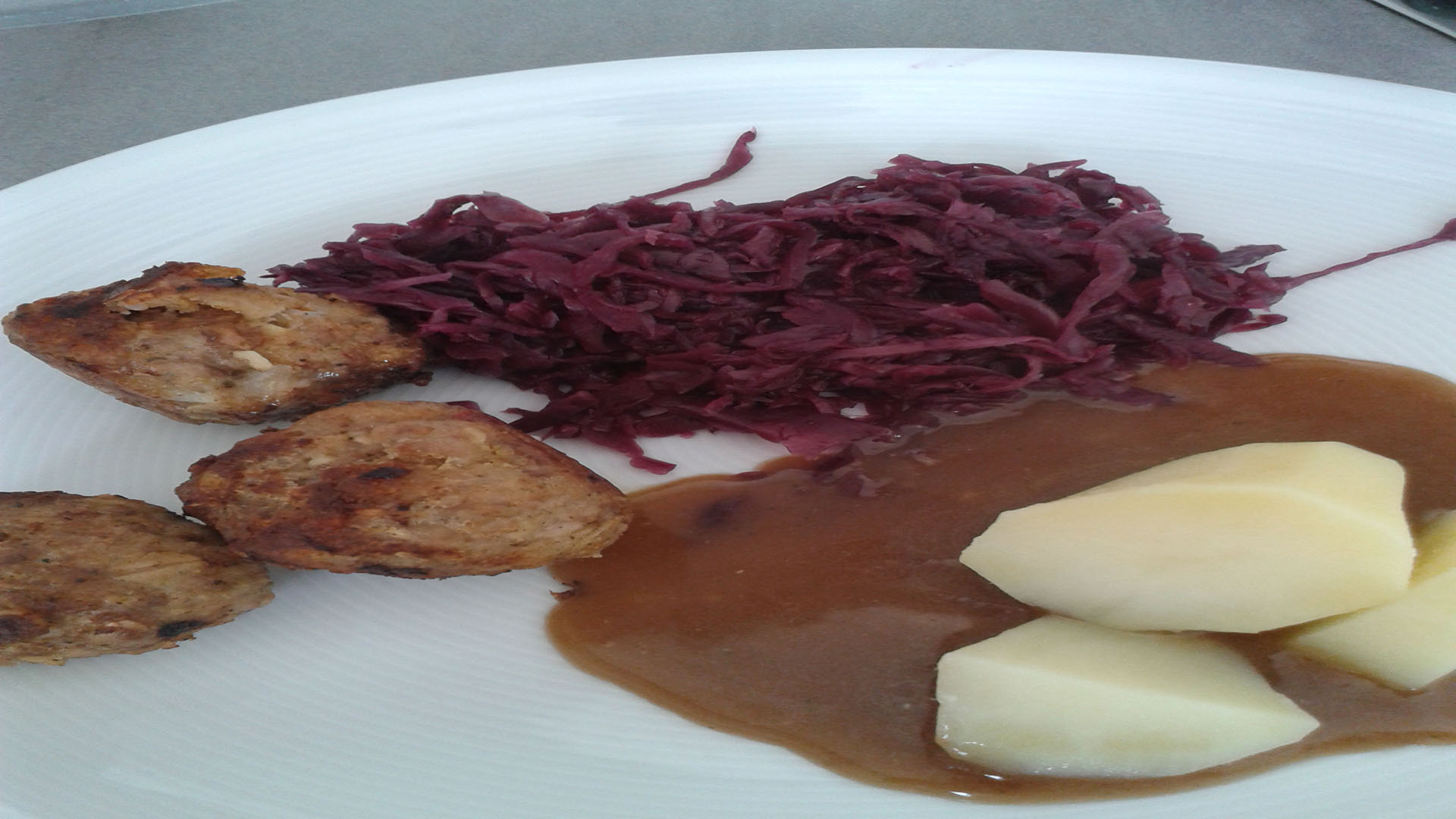 Bouletten mit Rotkohl und Kartoffeln | Kochen-verstehen.de