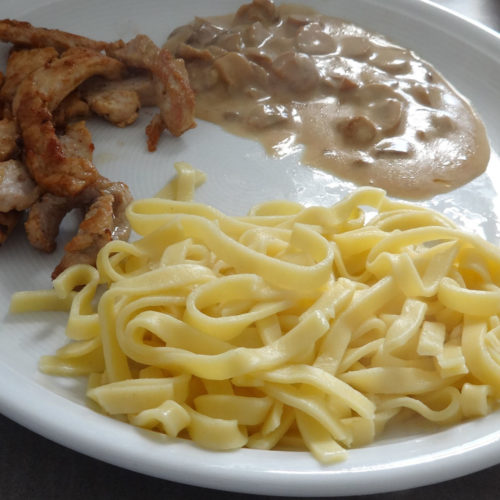 Champignon-Rahm-Geschnetzeltes mit Tagliatelle auf Kochen-verstehen.de