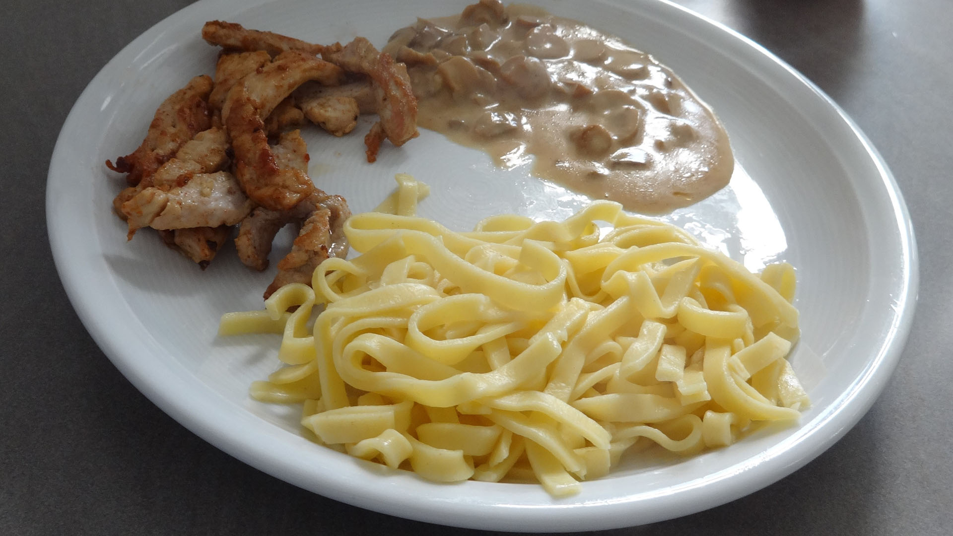 Champignon-Rahm-Geschnetzeltes mit Tagliatelle | Kochen-verstehen.de