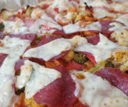 Dinkelpizza mit Salami