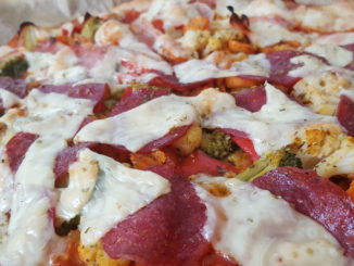Dinkelpizza mit Salami auf Kochen-verstehen.de