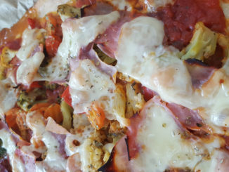 Dinkelpizza mit Schinken auf Kochen-verstehen.de