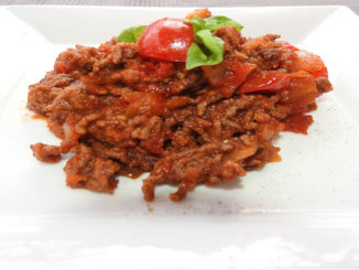 Hackfleischsauce mit Zwiebeln und Basilikumblätter auf Kochen-verstehen.de