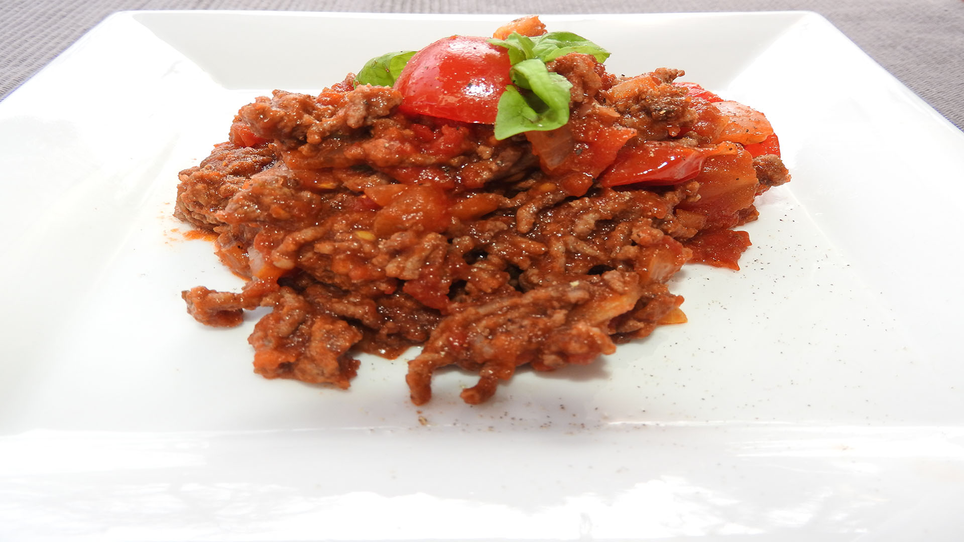 Hackfleischsauce mit Zwiebeln und Basilikumblätter | Kochen-verstehen.de