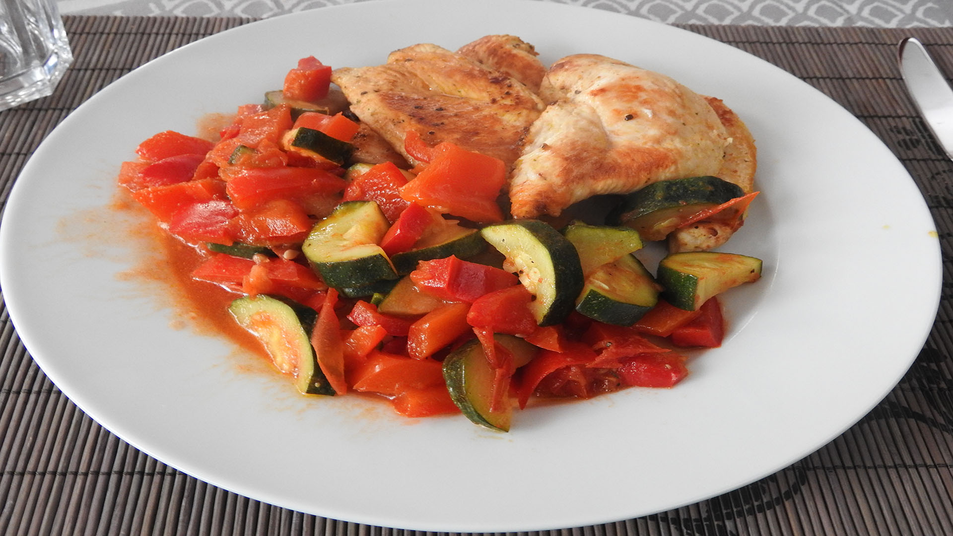 Hähnchen mit Zucchini und Paprika | Kochen-verstehen.de