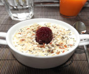 Joghurt mit Müsli und Honig auf Kochen-verstehen.de