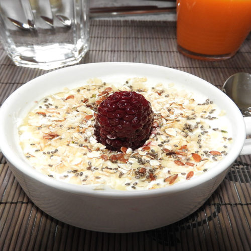 Joghurt mit Müsli und Honig auf Kochen-verstehen.de