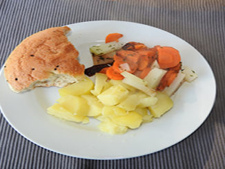 Kartoffeln mit Gemüse und Fladenbrot