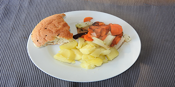 Kartoffeln mit Gemüse und Fladenbrot