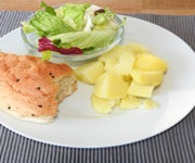 Kartoffeln mit Salat und Fladenbrot