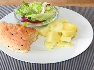 Kartoffeln mit Fladenbrot und Salat
