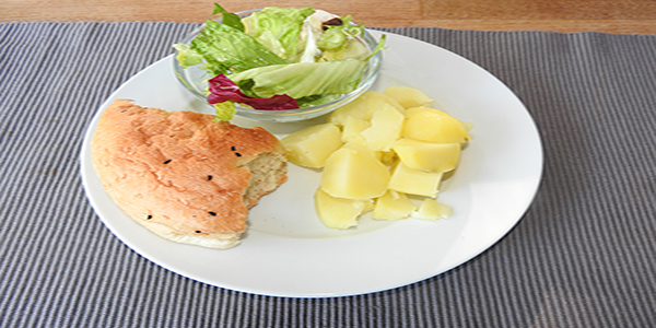 Kartoffeln mit Fladenbrot und Salat