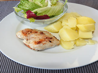 Kartoffeln mit Pute und Salat