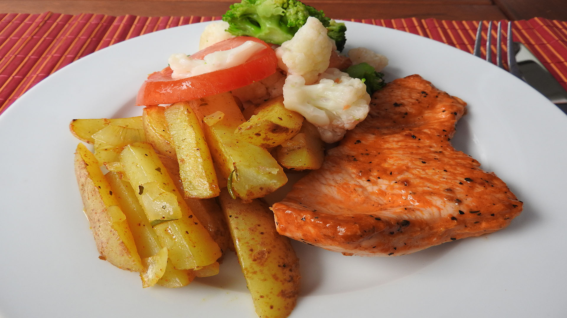 Kartoffelspalten mit Hähnchenfilet und Kaisergemüse | Kochen-verstehen.de