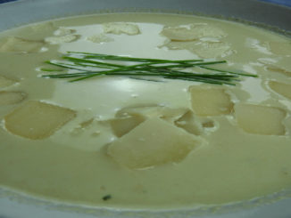 Knoblauchsuppe mit Parmesan