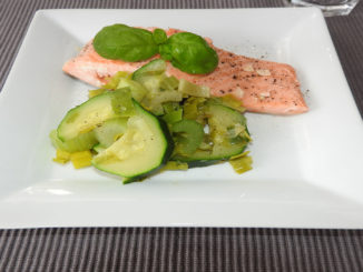Lachs mit Zucchini, Sellerie, Lauch auf Kochen-verstehen.de