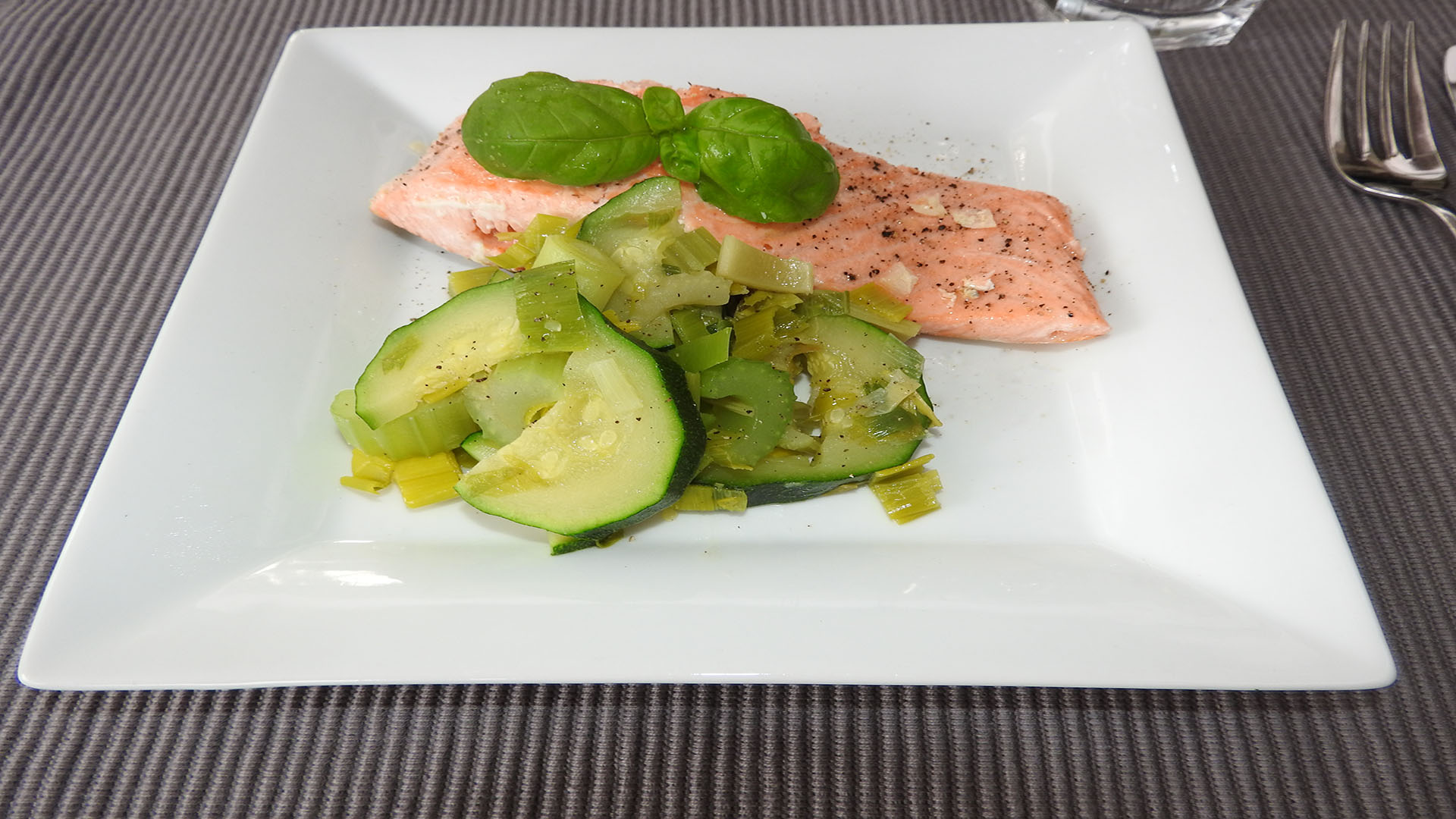 Lachs mit Zucchini und Lauch | Kochen-verstehen.de