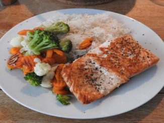 Lachs mit Reis und Kaisergemüse auf Kochen-verstehen.de