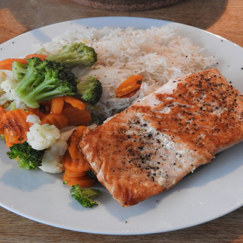 Lachs mit Reis und Kaisergemüse auf Kochen-verstehen.de