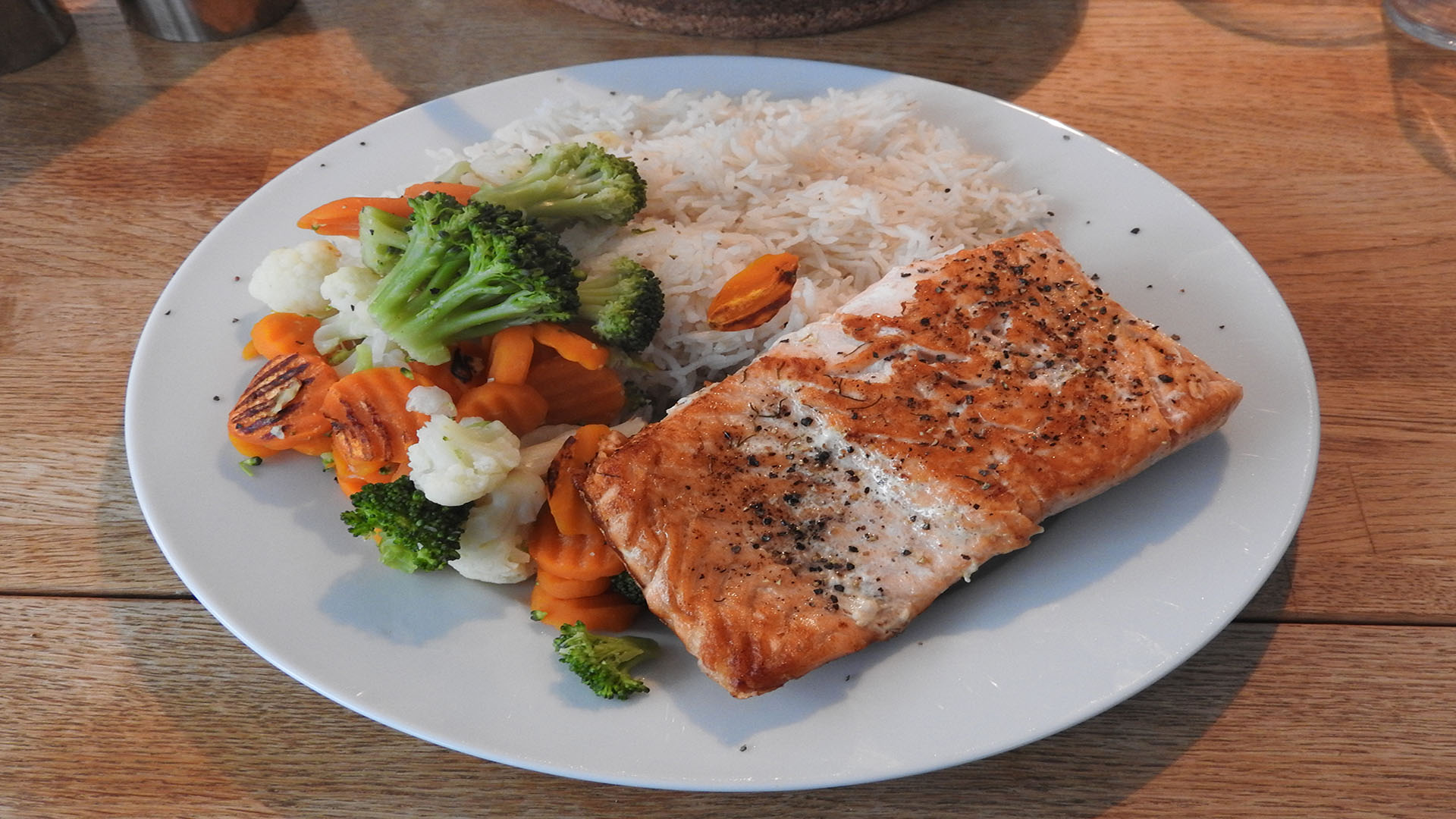 Lachs mit Reis und Kaisergemüse | Kochen-verstehen.de