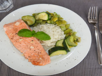 Lachsfilet mit Zucchini und Reis auf Kochen-verstehen.de