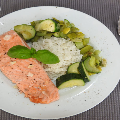 Lachsfilet mit Zucchini und Reis auf Kochen-verstehen.de