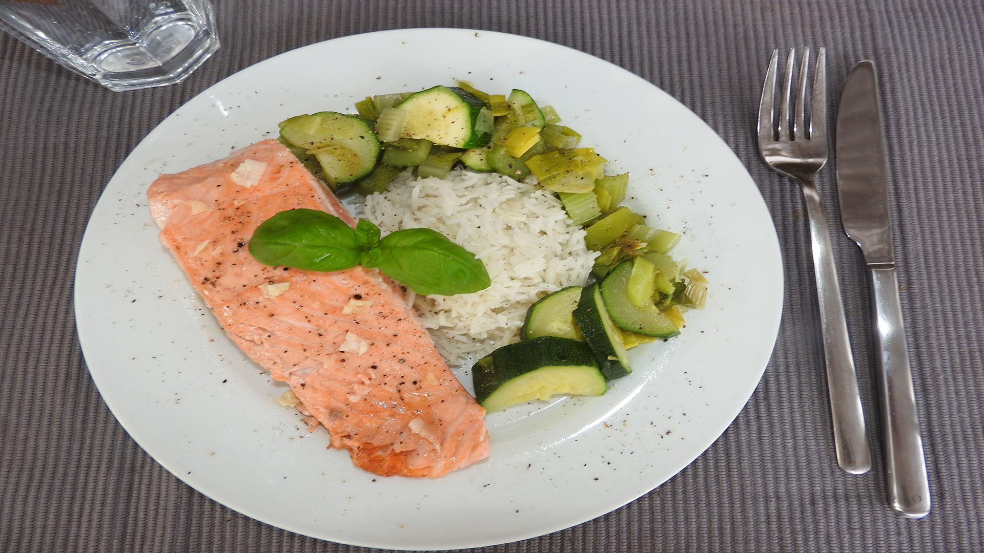 Lachsfilet mit Zucchini und Reis | Kochen-verstehen.de