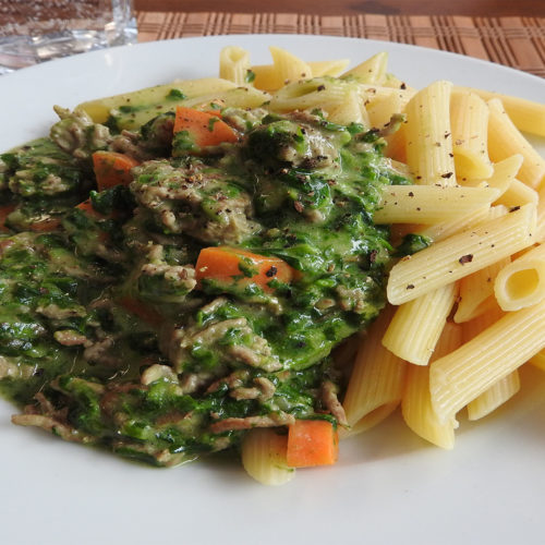 Nudeln mit Hackfleisch-Spinat-Sauce auf Kochen-verstehen.de