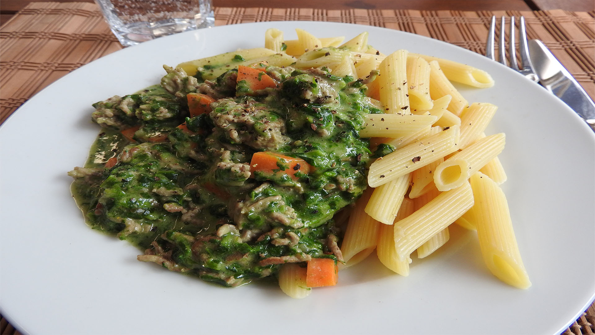 Nudeln mit Hackfleisch-Spinat-Sauce | Kochen-verstehen.de