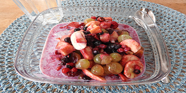 Obstsalat in Himbeershake