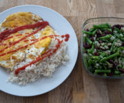 Omelett mit Reis und Bohnensalat