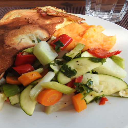 Omlett mit Backgemüse und Süßkartoffelbrei auf Kochen-verstehen.de