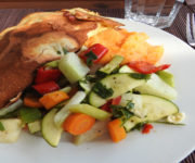 Omelett mit Backgemüse und Süßkartoffelbrei