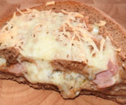 Pizza Bowl mit Schinken und Käse