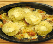 Putenbrust mit Mozzarella-Bällchen und Ananas