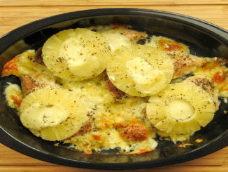 Putenbrust mit Mozzarella-Bällchen und Ananas